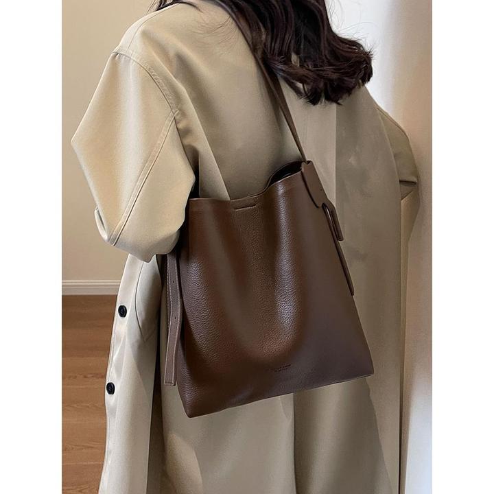 今年流行爆款包包女大容量2024新款秋冬百搭休闲斜挎包简约水桶包