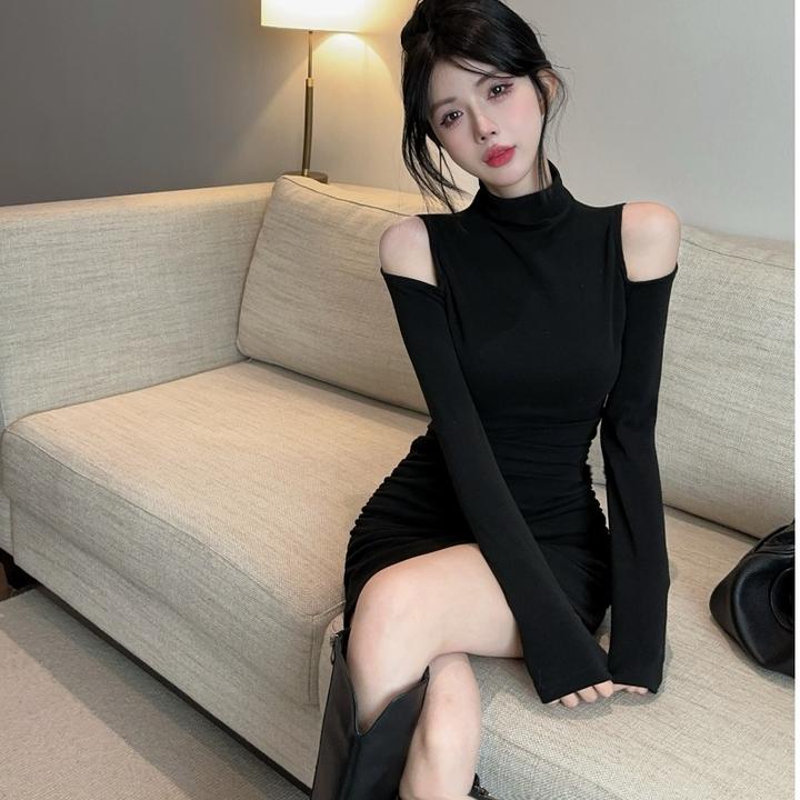 辣妹性感显瘦露肩黑色长袖包臀裙女秋季新款设计感绒面保暖连衣裙