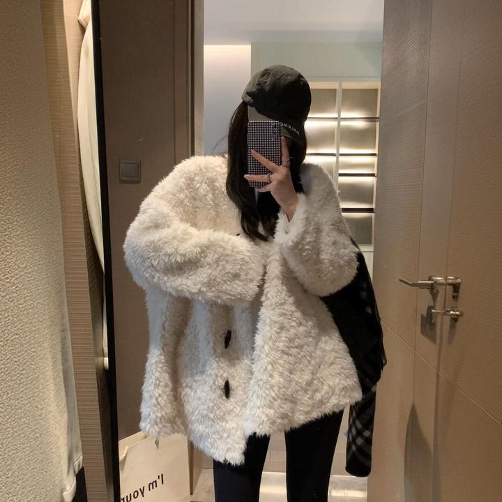 2024秋冬皮毛一体毛毛外套女中长款慵懒风牛角扣仿羊羔毛V领外套