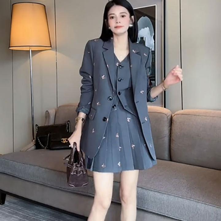 韩系灰色西装套装裙女2024秋装刺绣马甲宽松西服外套百褶裙三件套