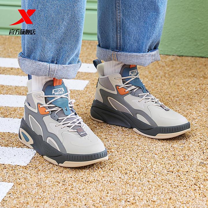 特步黑爷Ⅵ板鞋男高帮保暖包裹舒适时尚休闲鞋运动鞋976119310042