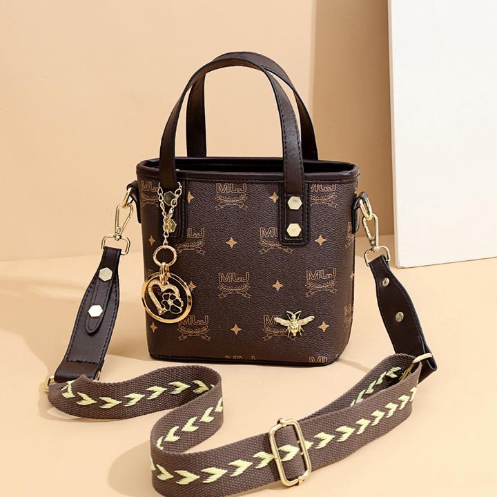 包包女2025新款潮秋冬时尚斜跨包简约网红单肩水桶包女手提小包