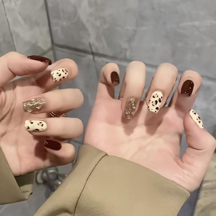 爆款秋冬辣妹豹纹酒红镶钻显白穿戴美甲贴片成品可拆卸穿戴甲美甲