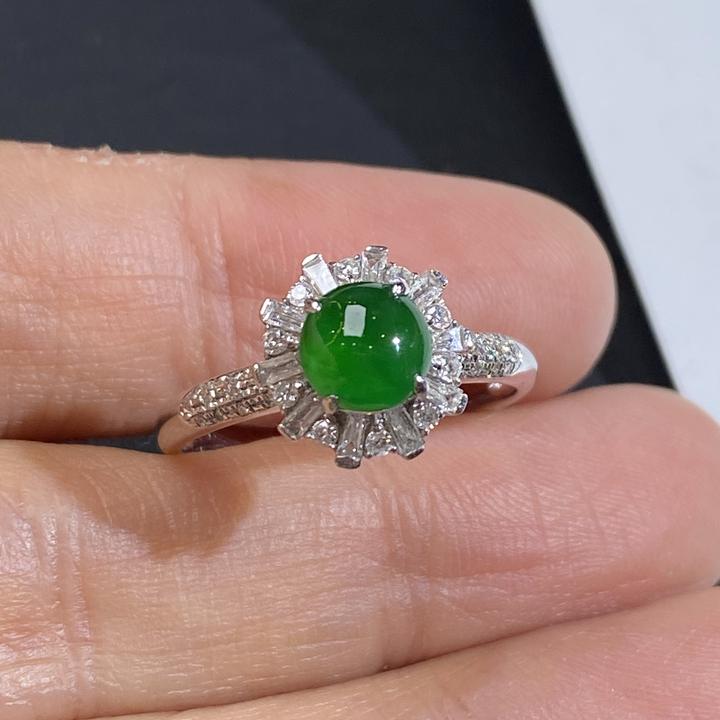 18k镶钻冰种辣绿小蛋面翡翠戒指 圈口14 种老色好 水润 上手大气