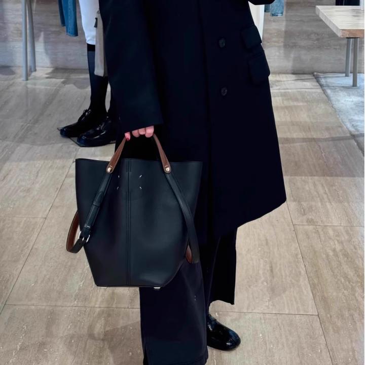 网红同款秋冬新款简约通勤水百搭桶包头层牛皮气质荔枝纹手提包