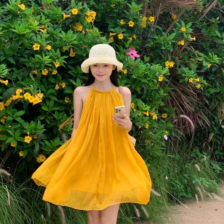 现货！漂亮法式气质欧货高级感度假风黄色露背吊带连衣裙女春季