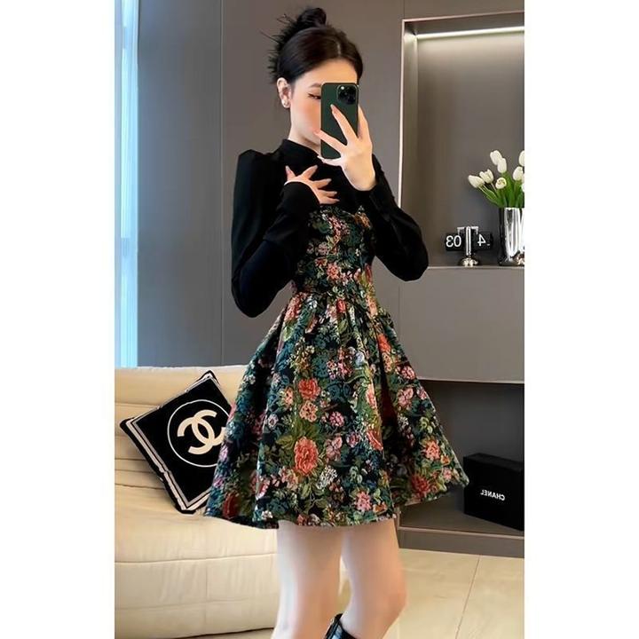 复古法式收腰打底连衣裙一眼惊艳2024秋冬新款洋气显瘦别致小黑裙