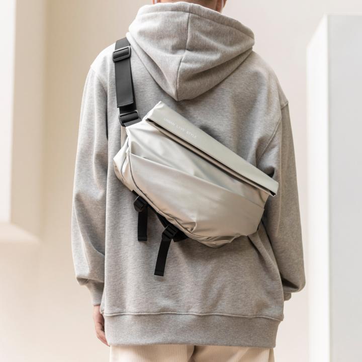 ABOYS日系斜挎包男潮牌休闲骑行背包高档男士背包通勤男士外出包