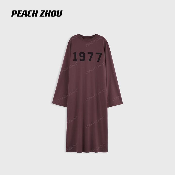 『PEACHZHOU』做旧酒红‘1977’印花宽松休闲圆领长袖长款T恤连衣裙