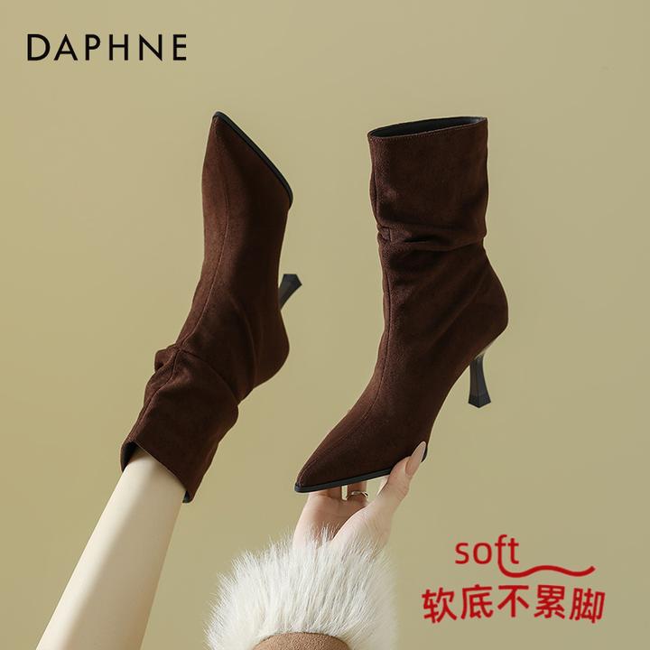 达芙妮棕色绒面短靴女2025秋冬新款尖头高跟瘦瘦靴复古褶皱堆堆靴