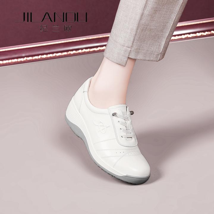 白色真皮软底单鞋女2025春秋新款中老年妈妈鞋坡跟厚底女士休闲鞋
