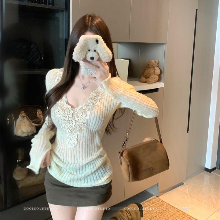 杏色纯欲风V领修身针织衫女装冬季蕾丝拼接收腰显瘦长袖打底上衣