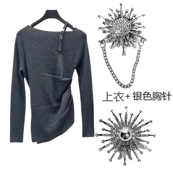 2025秋季长袖时尚休闲胸针百搭不规则灰色套头针织衫毛衫女