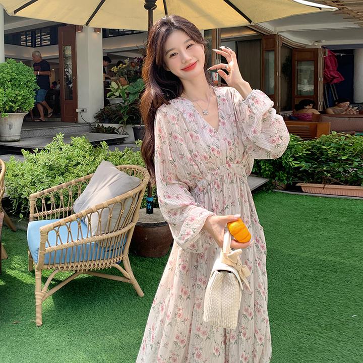 法式度假连衣裙裙子女新款春秋仙气V领甜美长袖温柔风气质碎花裙