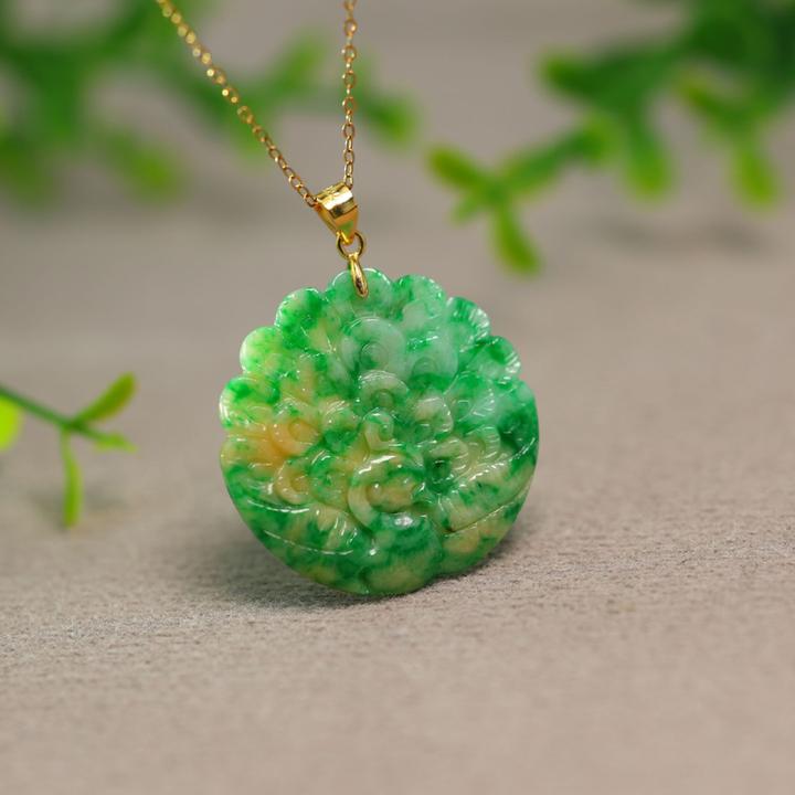 #A807黄加绿天然A货翡翠孔雀开屏圆形雕花锁骨吊坠 不含链
