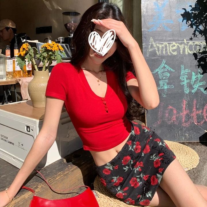 梦优莱美式复古红色半开领短袖T恤女夏季新款纽扣设计修身小上衣