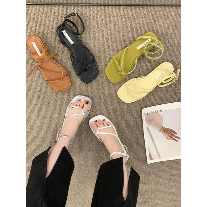 今年流行的罗马凉鞋女款夏季2025新款设计感女士夹趾平底时装凉鞋