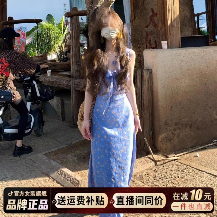 蓝色碎花小飞袖吊带连衣裙女2025新款夏多巴胺明媚海边度假长裙子