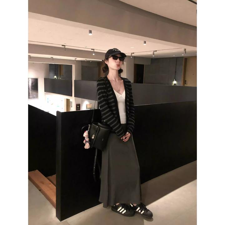 韩系V领撞色条纹针织开衫配半身裙女秋新款时尚百搭灰色裙套装