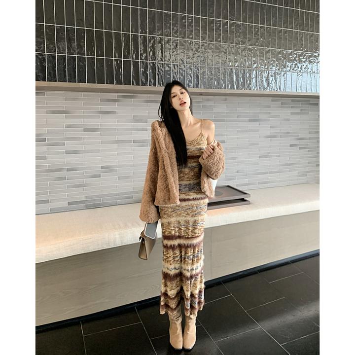 轻奢超火的杂色条纹吊带长裙 秋冬新款连衣裙+毛毛连帽外套潮