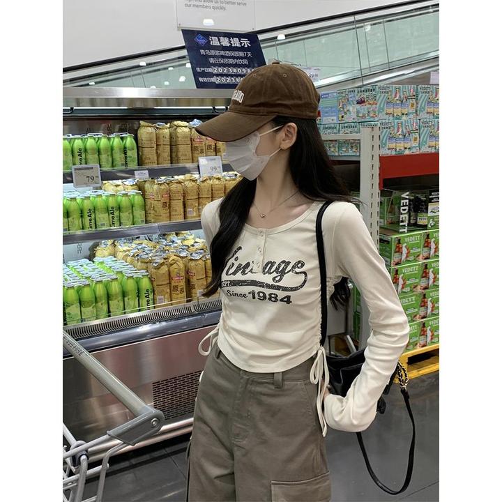 甜辣侧边抽绳T恤女半开领长袖春秋正肩收腰ins印花打底短上衣