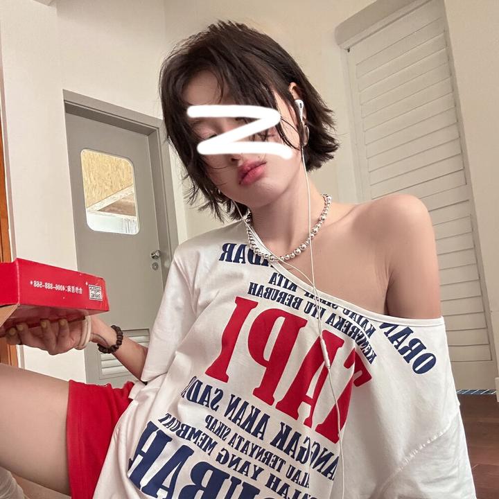 花生酱美式复古彩色字母彩拔印花一字肩斜肩上衣宽松短袖T恤