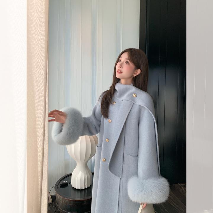 大娇「冰岛甜梦」超吸睛的babyblue~围巾领狐狸毛袖长款羊毛呢大衣