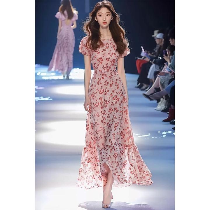 2025新款桔梗茶歇法式超好看气质高端精致粉色碎花连衣裙子女夏季