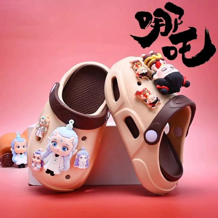 哪吒敖丙儿童洞洞鞋夏季男童外穿踩屎感软底沙滩凉鞋室内拖鞋男孩