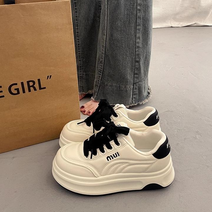 啄木鸟爆款厚底小白鞋女春秋超火小众板鞋2025新款休闲运动面包鞋