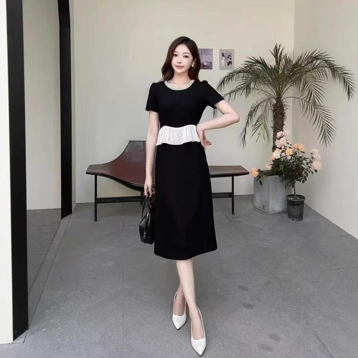 赫本风重工钉珠连衣裙女2025夏季新款黑色拼接荷叶边时尚气质裙子