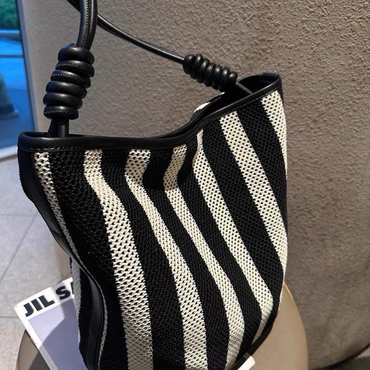 松弛慵懒风编织沙滩包休闲大容量百搭度假水桶包单肩包2025新款包