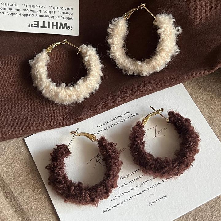 铜合金耳饰 秋冬毛绒耳圈耳饰女新款个性设计感美拉德深棕色耳环