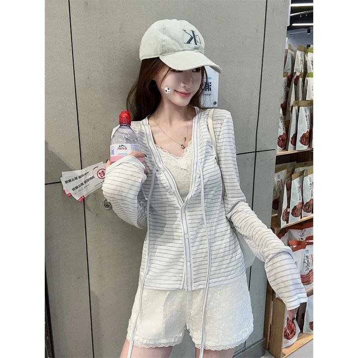 潮牌薄款条纹v领外套女防晒上衣+内搭吊带+蕾丝花边短裤套装