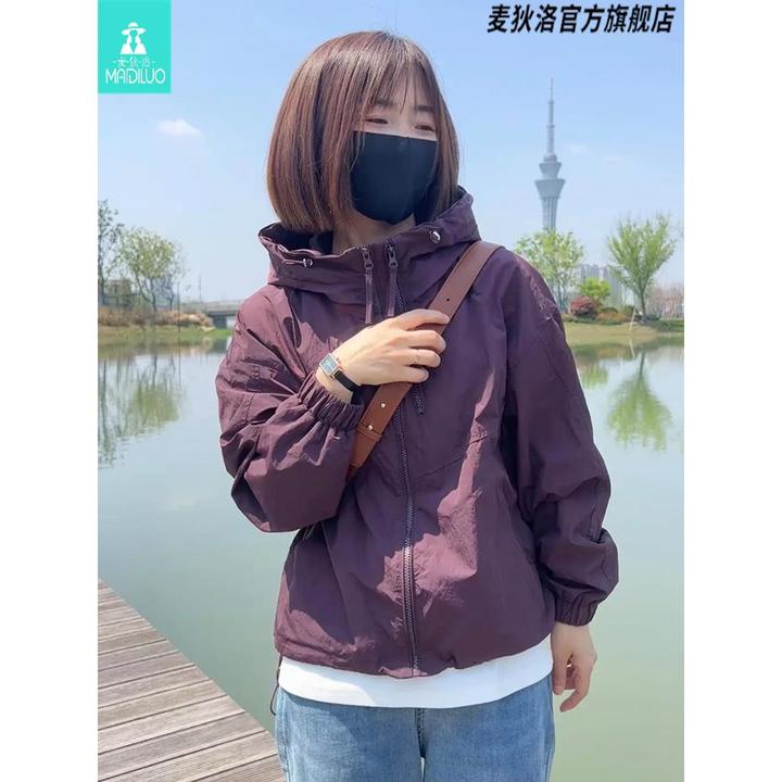 薄款防风秋季女短款外套2025新款时尚宽松休闲户外连帽冲锋衣上衣