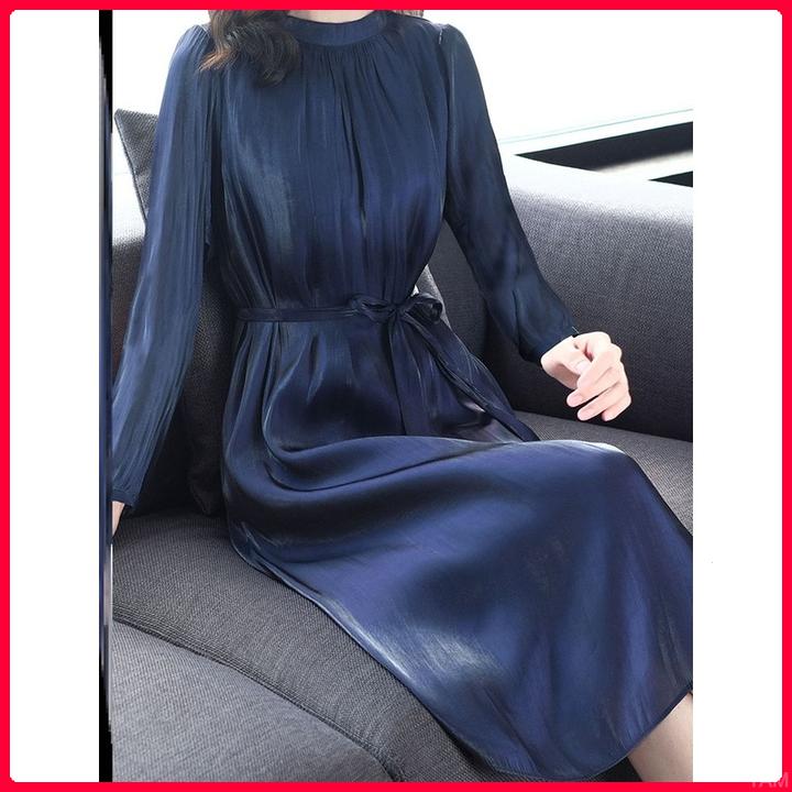 秋季简单大方高级感穿搭光泽感通勤风藏盘色系带直筒中长款连衣裙