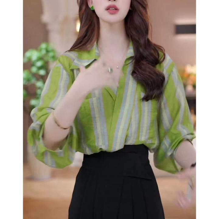 绿色条纹衬衫女2025时尚新款高级感洋气减龄宽松休闲别致V领上衣