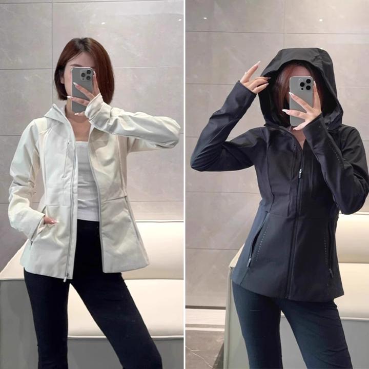 修身冲锋衣女款2025年新款防风旅游穿搭运动休闲外套收腰显瘦上衣