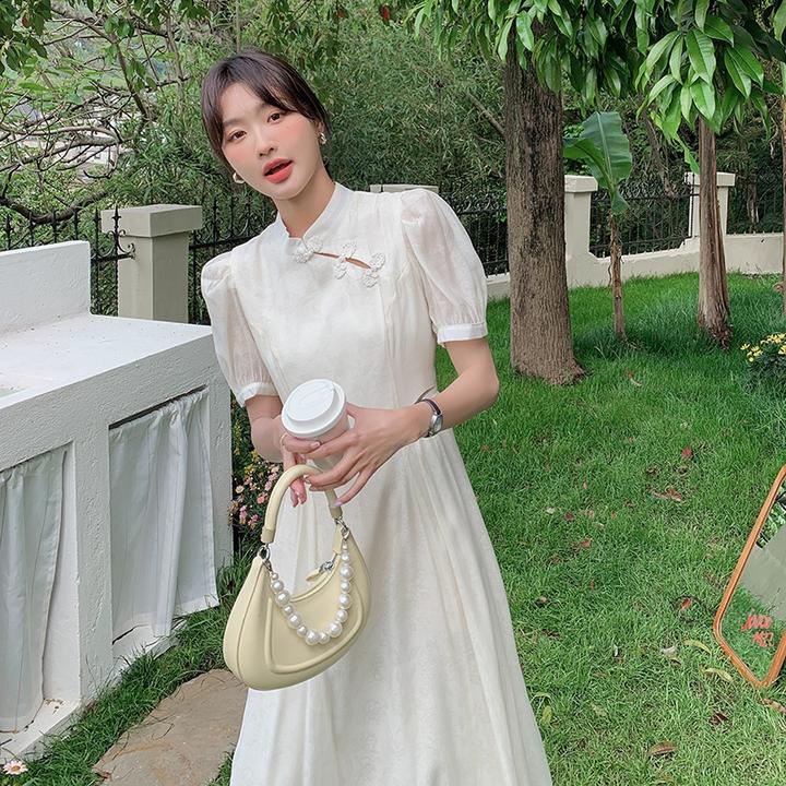 法式复古泡泡袖米白色夏季连衣裙女夏新款高级感温柔气质收腰长裙