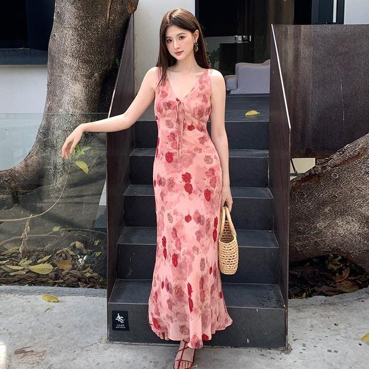 秀熙熙2025夏款名媛风V领粉红色玫瑰印花高腰吊带度假连衣裙88277