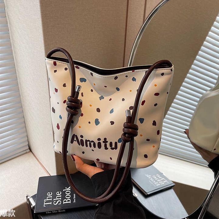 艾米兔女包2025新款休闲质感洋气韩版简约小众通勤单肩斜挎水桶包