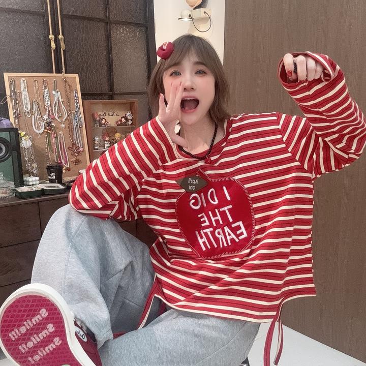 Apr.【大苹果】秋冬新款重工贴布绣条纹印花下摆飘带卫衣女25ST558