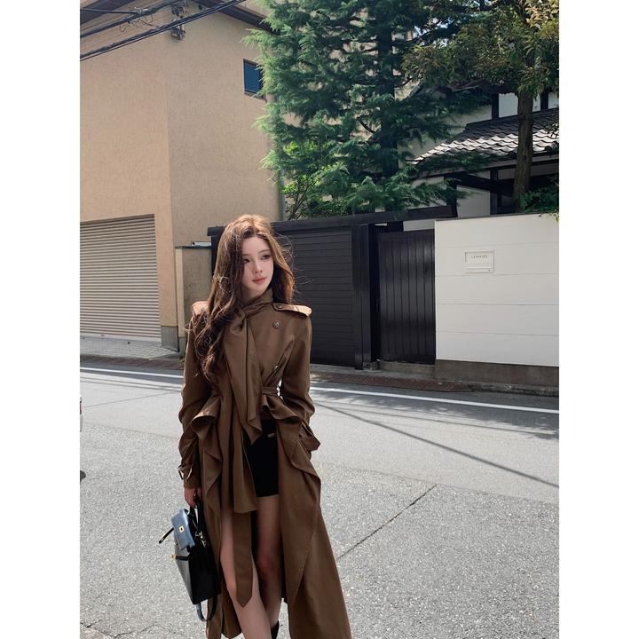 2025夏季新款英伦风重工围巾设计飘带风衣外套搭高腰显瘦热裤套装