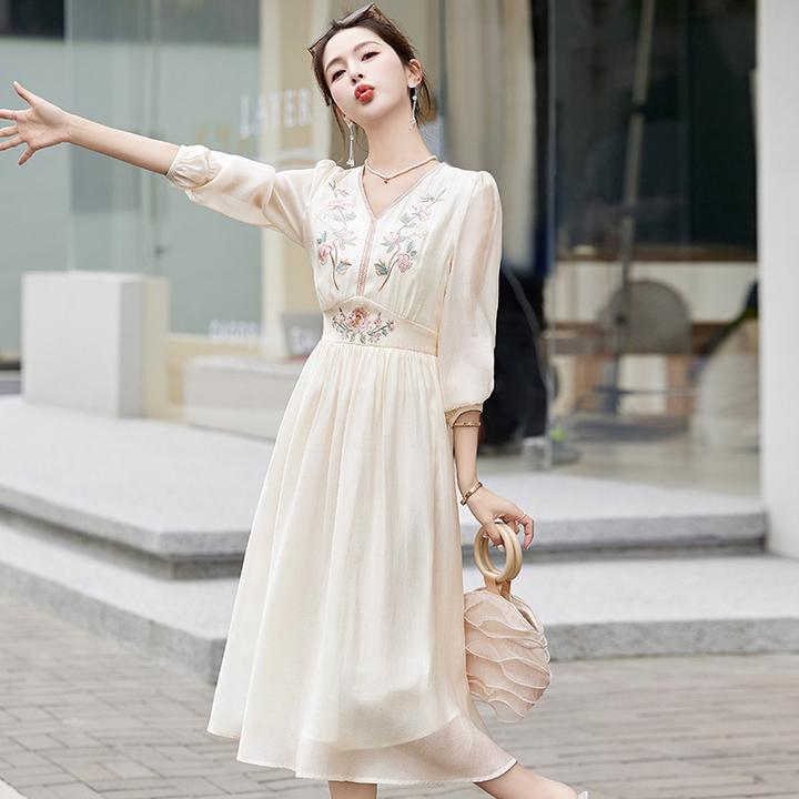 新中式国风连衣裙女2025夏新款显瘦刺绣小香风优雅时尚长裙气质