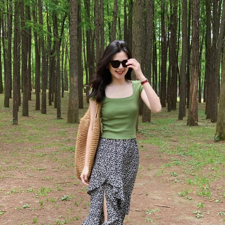 【青苔森林】高级感韩系度假风绿色大U领针织上衣高腰碎花松紧半裙