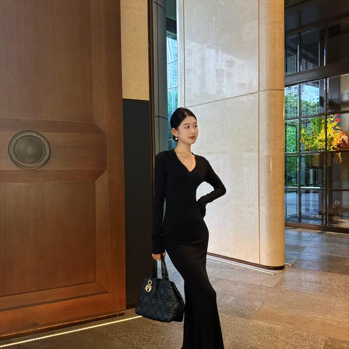 2025新款欧美风秋冬性感辣妹修身显瘦连衣裙包臀修身V领打底长裙