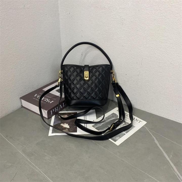 2024新款时菱格绣线水桶包休闲百搭手提包质感锁扣单肩包女斜跨包