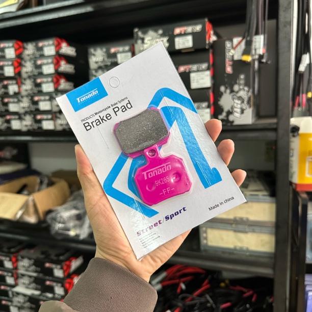 粉皮小螃蟹刹车片加厚耐磨刹车皮布雷博小螃蟹通用碟刹超大飞机音