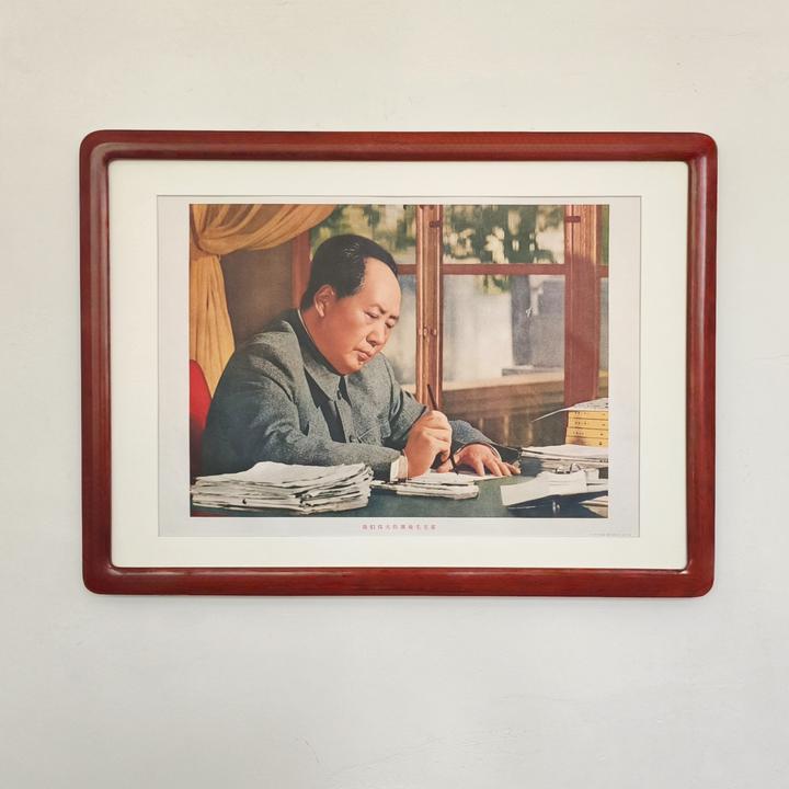 1967年印刷毛主席办公写字画像伟人教员宣传画实木框四开保老保真