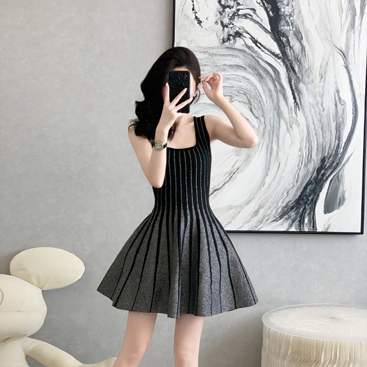 小香风2025夏季新款法式吊带连衣裙设计感黑色性感小个子收腰短裙